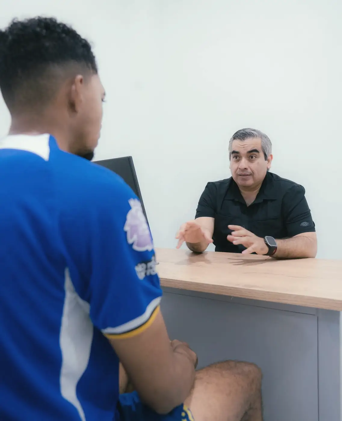 Médico de Fisiosmart conversando con un paciente en consulta