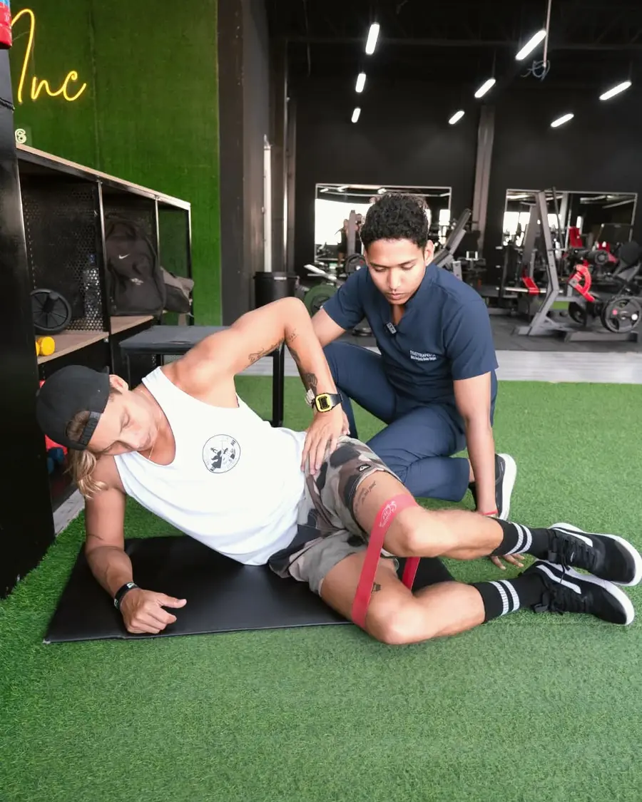 Personas entrenando con acompañamiento profesional en el gimnasio de Fisiosmart